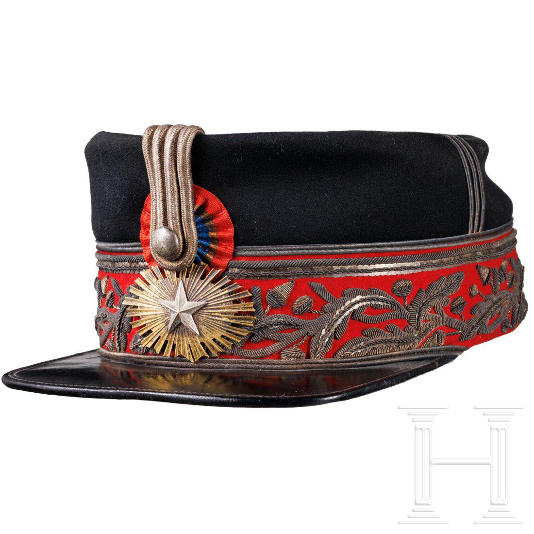 A cap for army generals: A cap for army generalsFester Korpus aus feinem schwarzen Tuch (minimale Mottenspuren), der rote Besatzstreifen mit goldener Eichenlaubstickerei, Deckel und Seitenteile mit dreifachem Plattschnurbesat