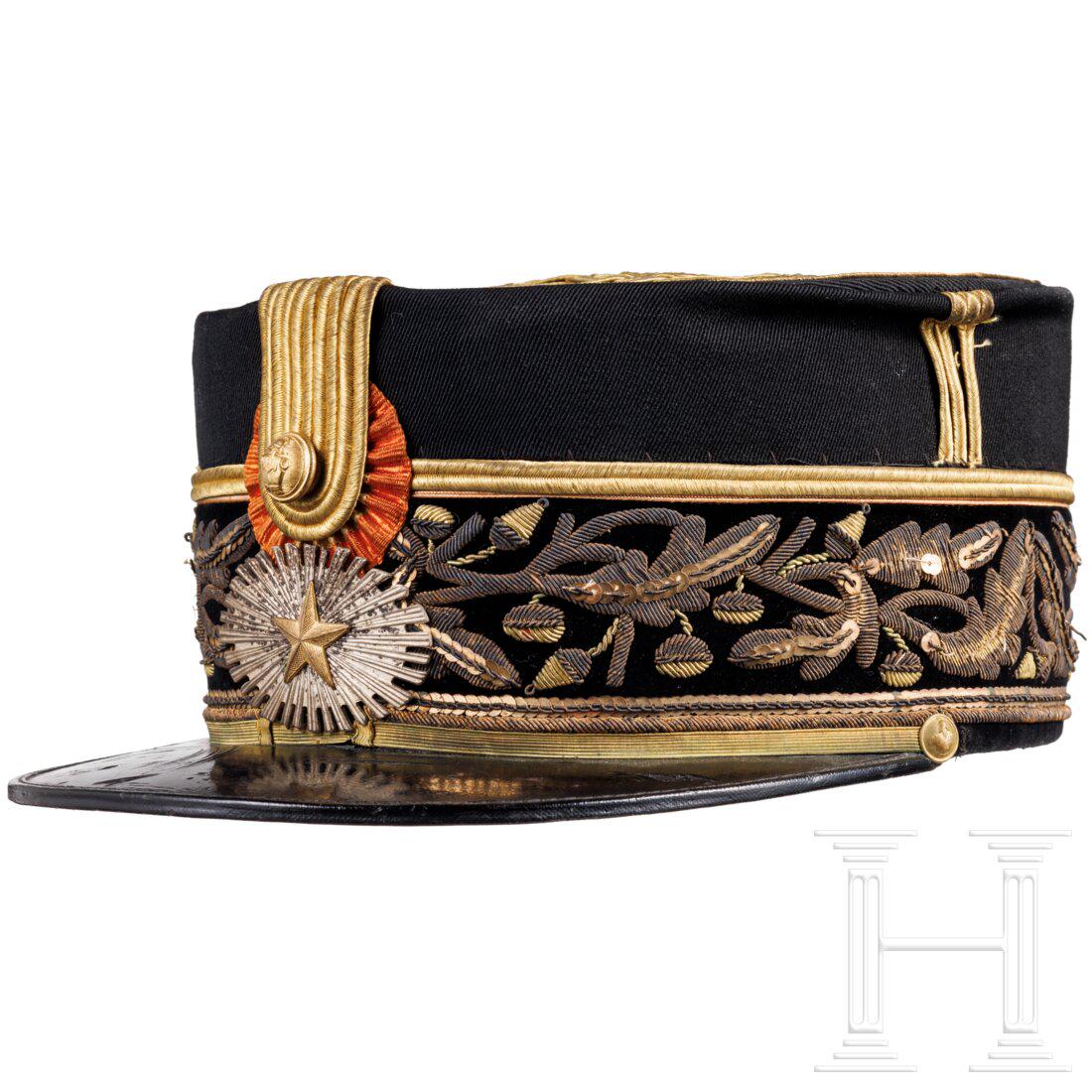A cap for generals of the Romanian army, circa 1930: A cap for generals of the Romanian army, circa 1930Steifer Korpus aus schwarzem Wolltuch mit aufgelegten goldenen PlattschnÃ¼ren, Bund aus schwarzem Samt mit silbervergoldeter Eichenlaubstickerei (g