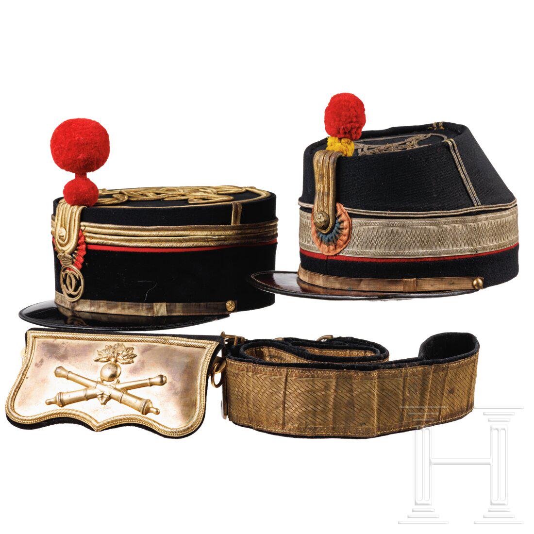 Two artillery caps, a cartouche box and a bandolier, 1st half of the 20th century: Two artillery caps, a cartouche box and a bandolier, 1st half of the 20th centuryOffizierskÃ¤ppi mit Korpus aus schwarzem Wolltuch und aufgelegten goldenen PlattschnÃ¼ren, Bund aus schwarzem Samt,