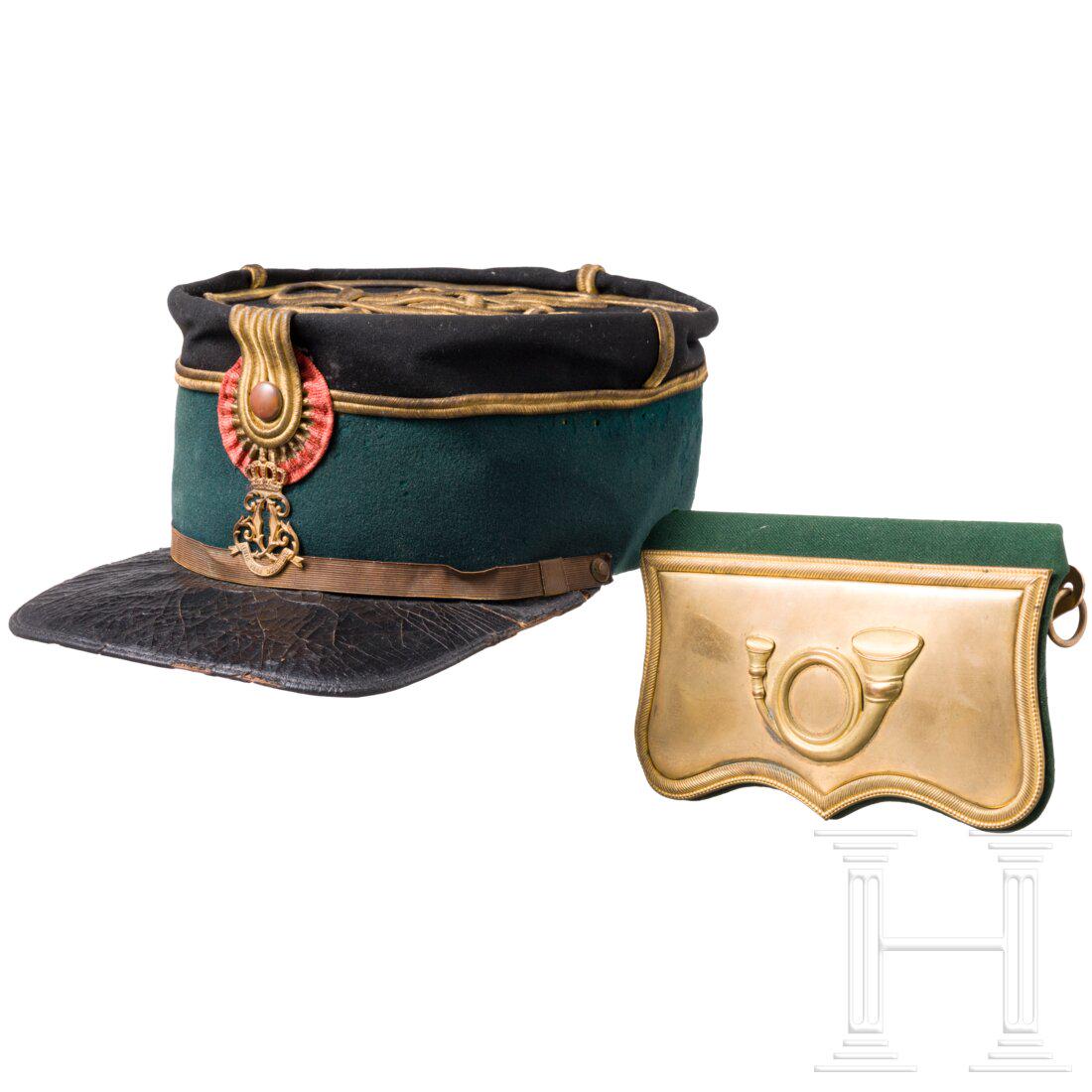 A cap and cartouche box for officers of the riflemen: A cap and cartouche box for officers of the riflemenKorpus aus feinem schwarzen Tuch mit breitem grÃ¼nen Besatzstreifen, Deckel und Seitenteile mit goldenem Kantschnurbesatz, schwarz lackierter Schi