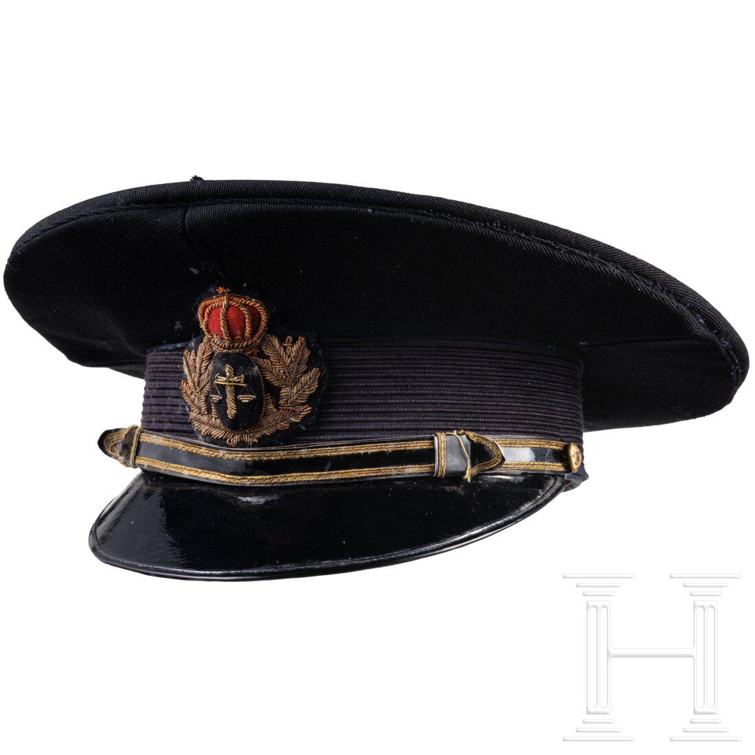 A visor hat for military justice officers: A visor hat for military justice officersSchwarz, mit schwarzem Besatzband und Schirm, das golden/farbig gestickte Emblem mit Waage und Schwert, goldbestickter MÃ¼tzenriemen, Bukarester Hersteller. 