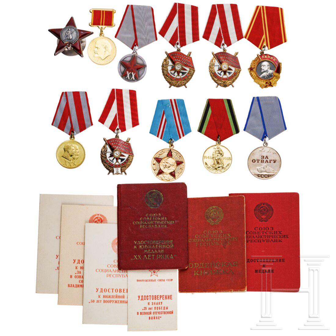 Five Soviet orders and five medals, complete with order books, for colonel and commissioner Lev: Five Soviet orders and five medals, complete with order books, for colonel and commissioner Lev Pakter, since 1938Lenin-Orden, Gold, Platin, Emaille. RÃ¼ckseitige Inschrift "Monetnyj dvor" und einge