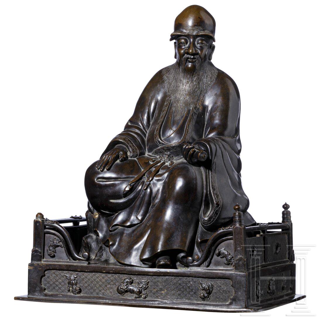 A Chinese bronze statue of seated Shou Xing, 19th century: A Chinese bronze statue of seated Shou Xing, 19th centuryMehrteilig aus Bronze gegossene Figur des Gottes Shou Xing mit langem Bart und hochgewÃ¶lbter Stirn. Auf dem figÃ¼rlich dekorierten Sockel