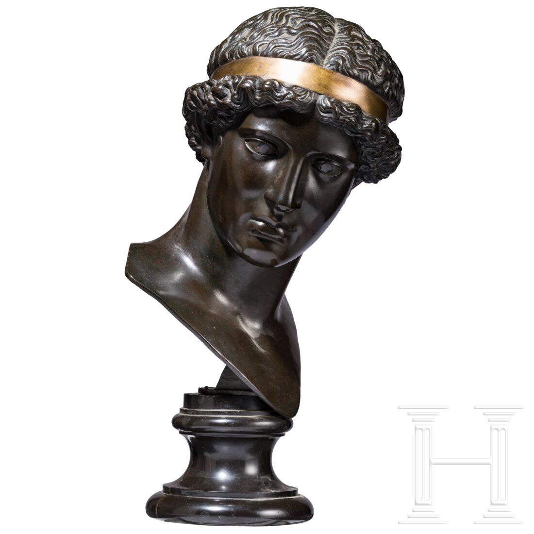 A bronze bust showing Apollo, Rome, Giovanni Nisini, late 19th century: A bronze bust showing Apollo, Rome, Giovanni Nisini, late 19th centuryBronze, patiniert. Der junge Apollon mit starrem Blick auf trompetenfÃ¶rmiger BÃ¼ste, sein lockiges Haar ist mit einem vergold