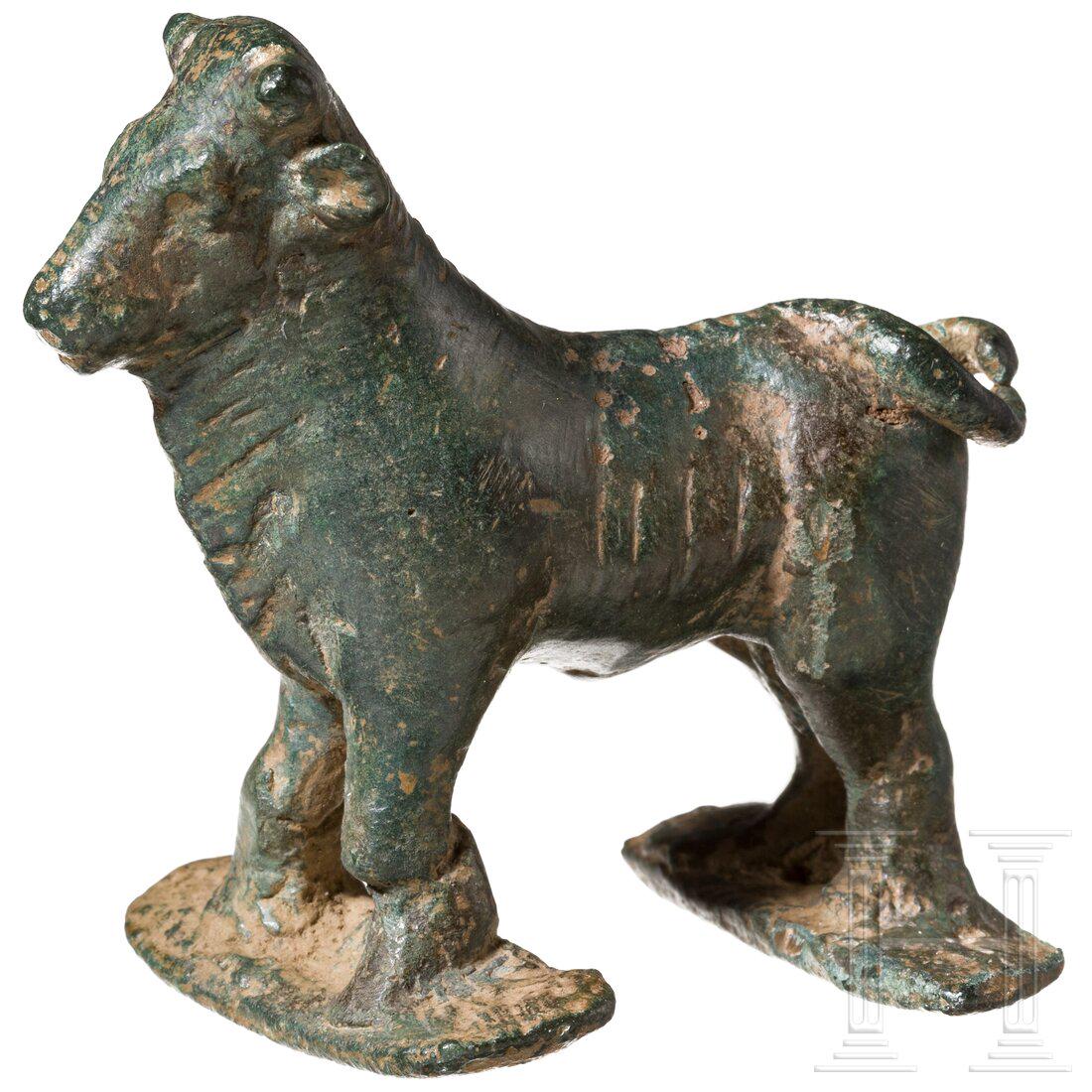A Greek bronze votive of a bull, 6th - early 5th century B.C.: A Greek bronze votive of a bull, 6th - early 5th century B.C. Archaische Bronzeplastik eines Stiers mit Ausarbeitung vieler anatomischer Details wie Wamme, Stirnhaar, NÃ¼stern und Maul, Ohren, GehÃ