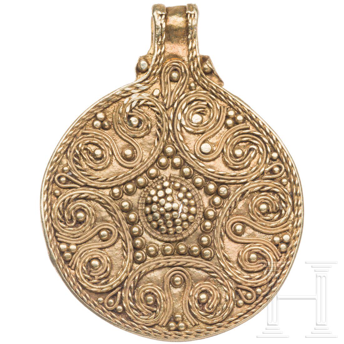 A gold Viking pendant embellished with filigree, 9th - 10th century (1 of 3)