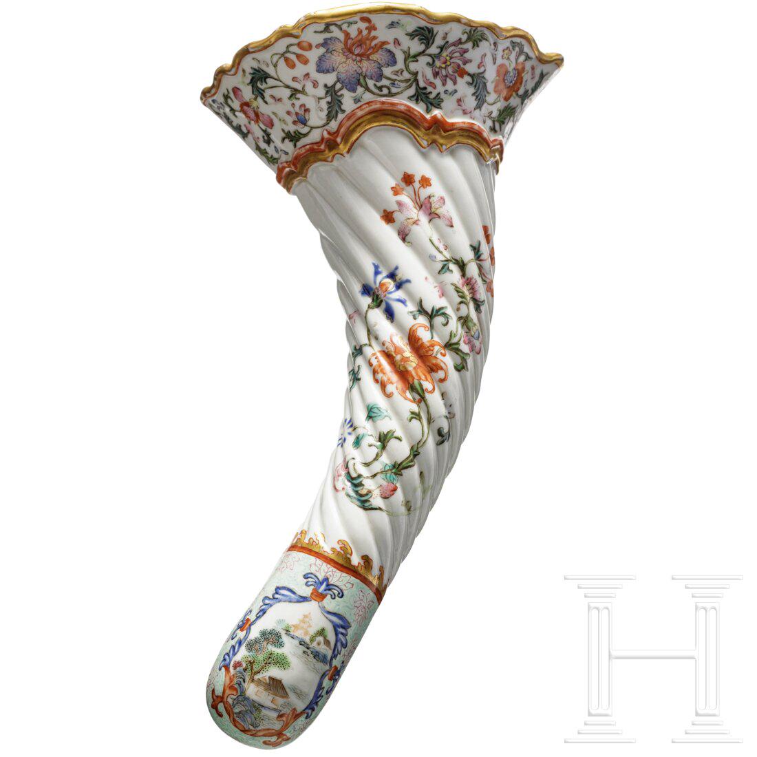 A very rare gilt and famille rose decorated Yangcai wall vase, Qianlong period (1736 - 1795): A very rare gilt and famille rose decorated Yangcai wall vase, Qianlong period (1736 - 1795) A charming wall vase produced for export. Intact. No chips, no cracks. Length 19.5 cm. Provenance: German p