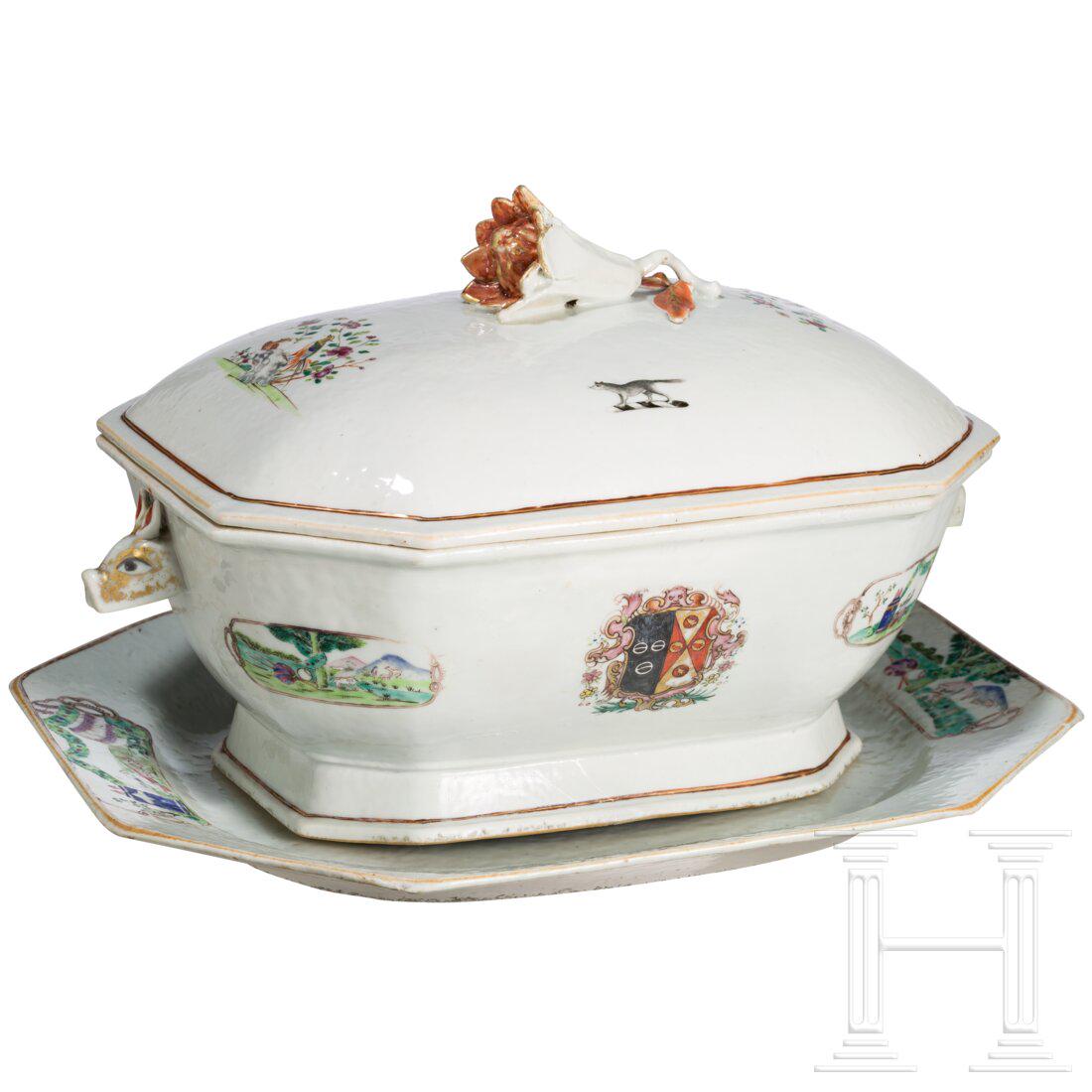 A large Chinese export ware terrine with saucer, circa 1790 (1 of 7)