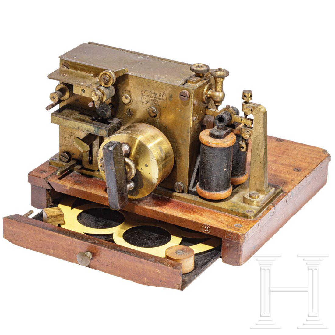 A telegraph apparatus by C. Lewert, Berlin, before 1918: A telegraph apparatus by C. Lewert, Berlin, before 1918Holz, Messing, Stahl, Glas. Das Messing-GehÃ¤use bezeichnet "C. Lewert KÃ¶nigl. Hof-Mechaniker Berlin No. 4105", hÃ¶lzerner Unterbau mit Sc