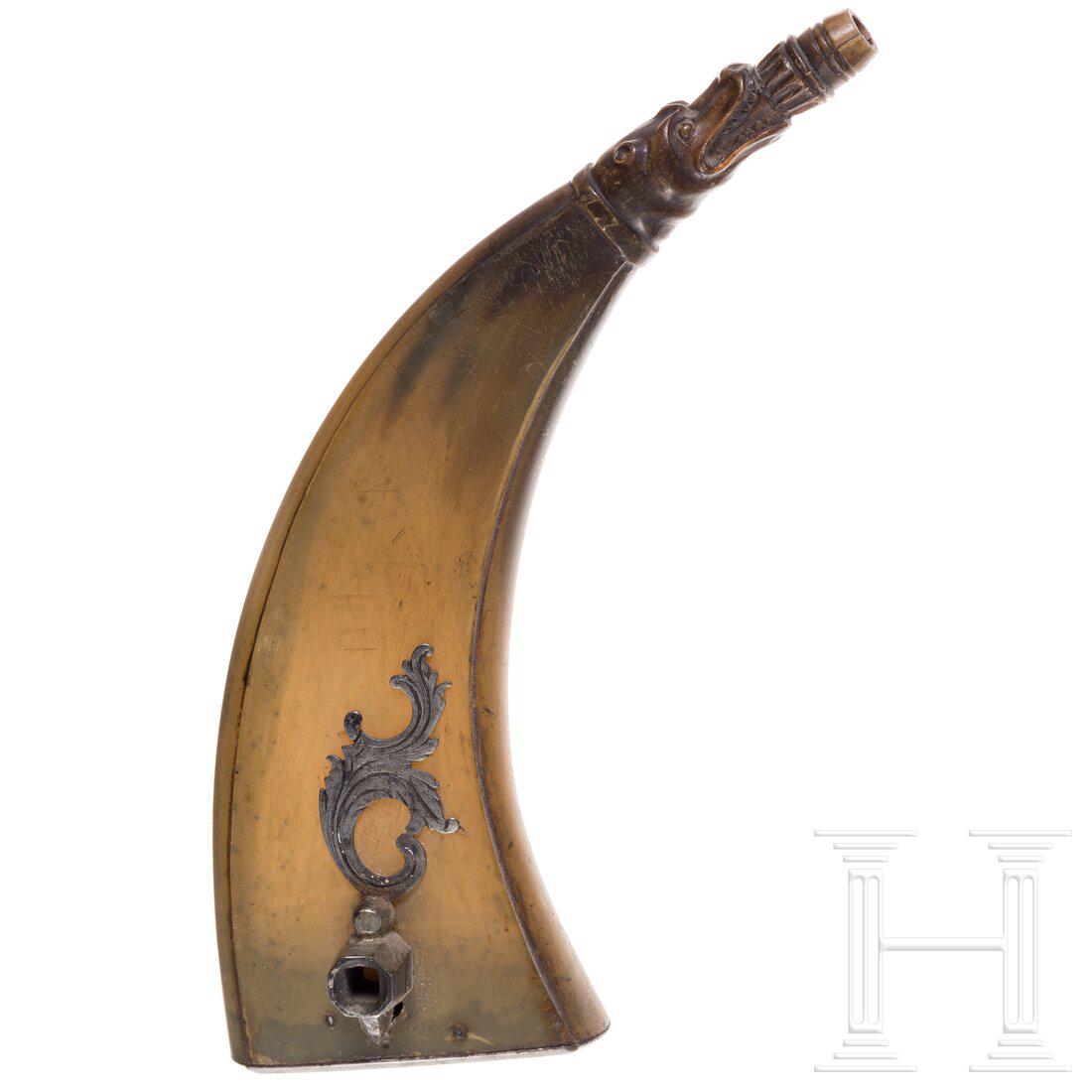 An Alpine powder flask with wheellock spanner, 18th century: An Alpine powder flask with wheellock spanner, 18th centuryKorpus aus gepresstem Horn mit figural beschnitzter SchÃ¼tte in Form eines Hundekopfes, Boden aus Eisen, vs. verschraubter Schraubendreher