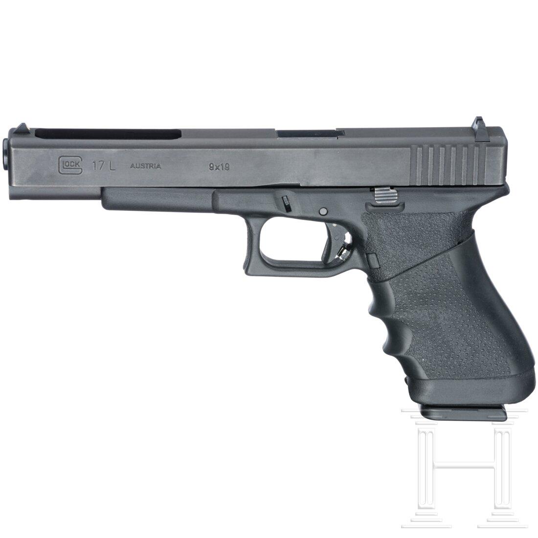 Glock Mod. 17 L: Glock Mod. 17 LCal. 9mmLuger, SN. BK369, nummerngleich. Langer Lauf, LÃ¤nge 153 mm. 17-schÃ¼ssig. Beschuss 10/88. WeiÃŸes Kontrastvisier. Verschluss oben vorne offen. Triggerstop nachgerÃ¼stet
