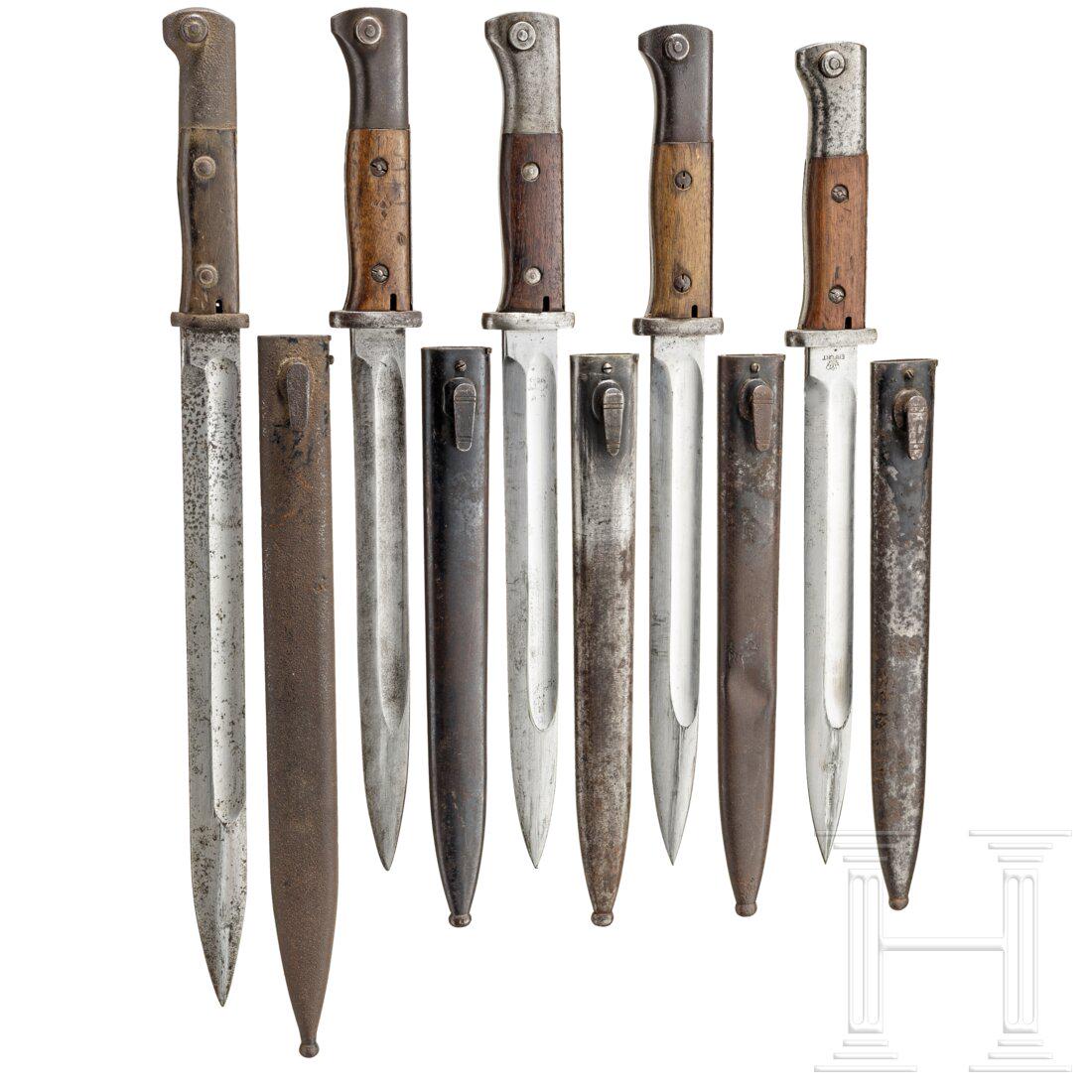 Five Mauser bayonets: Five Mauser bayonetsSeitengewehr M 84/98 n. A. mit blanker RÃ¼ckenklinge, gestempelt "Erfurt" unter Krone und "W 17" unter Krone, EisengefÃ¤ÃŸ mit Holzgriffschalen, Eisenscheide (narbig). Dazu e