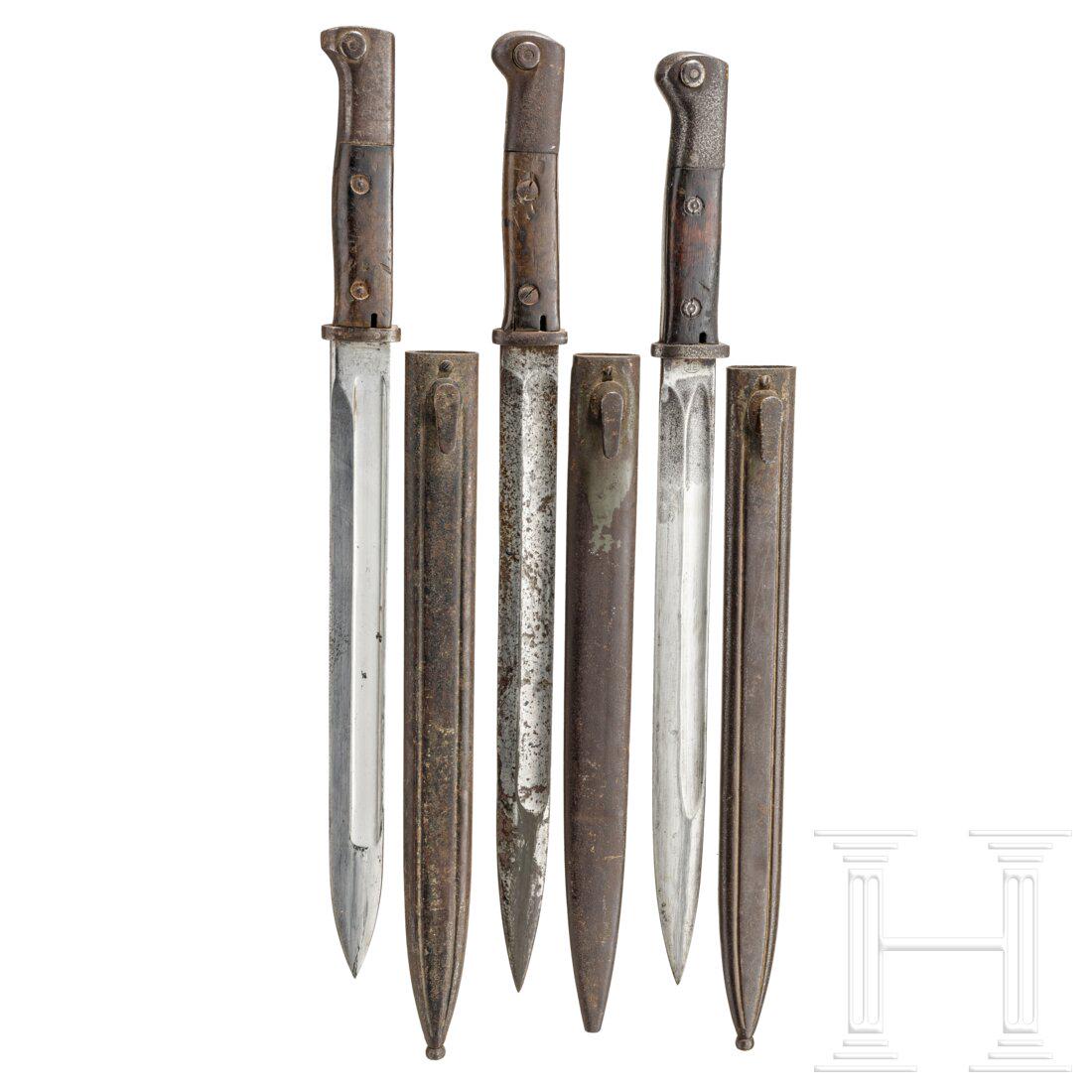 Three bayonets M 1914: Three bayonets M 1914Beidseitig gekehlte, nahezu blanke Klinge, am RÃ¼cken eine gotische Abnahme, an der Wurzel die Marke "Bayard" (undeutlich) mit Reiterfigur, EisengefÃ¤ÃŸ, Holzgriffschalen (D