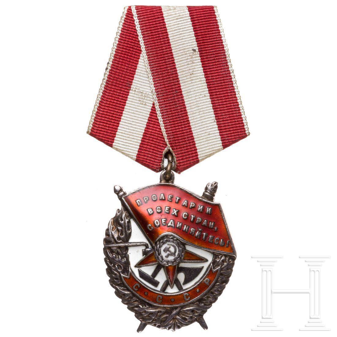 An Order of the Red Banner: An Order of the Red BannerHalbhohl aus Silber, vs. teils emailliert (gechipt), rs. Verleihungsnummer "99440", am Pentagonalband.Condition: II -