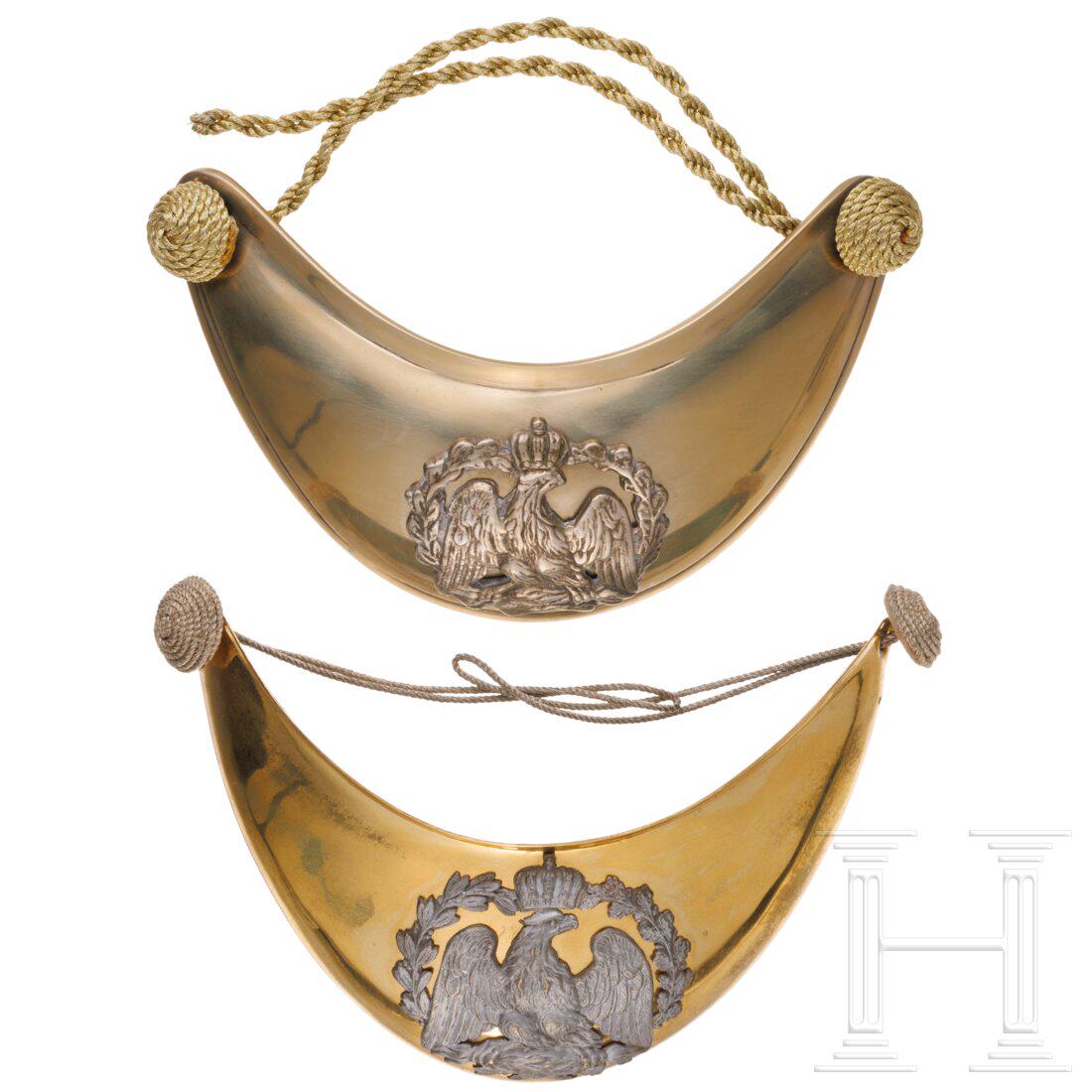 Two gorgets for officers of the Guard (copies): Two gorgets for officers of the Guard (copies)Sammleranfertigungen. Ringkragen mit altem vergoldeten Messingschild und aufgelegtem weiÃŸen Emblem (nicht magnetisch) sowie zwei KnÃ¶pfen an Fadensch