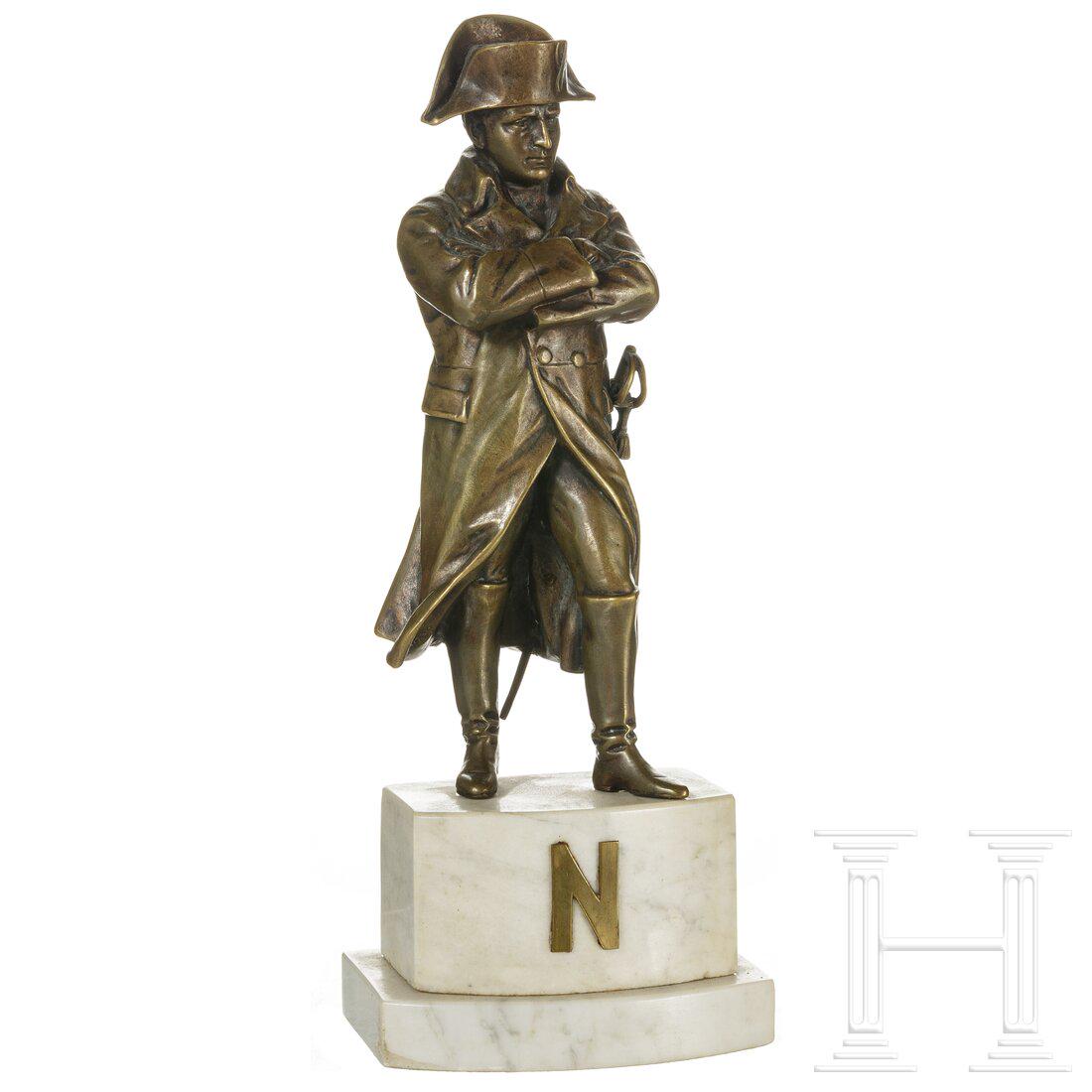 Napoleon I - a bronze figure, 19th/20th century: Napoleon I - a bronze figure, 19th/20th centuryBronze, braun patiniert (berieben). Vollplastische, stehende Ganzfigur in Uniform mit verschrÃ¤nkten Armen, Zweispitz und Blankwaffe. Auf getrepptem we