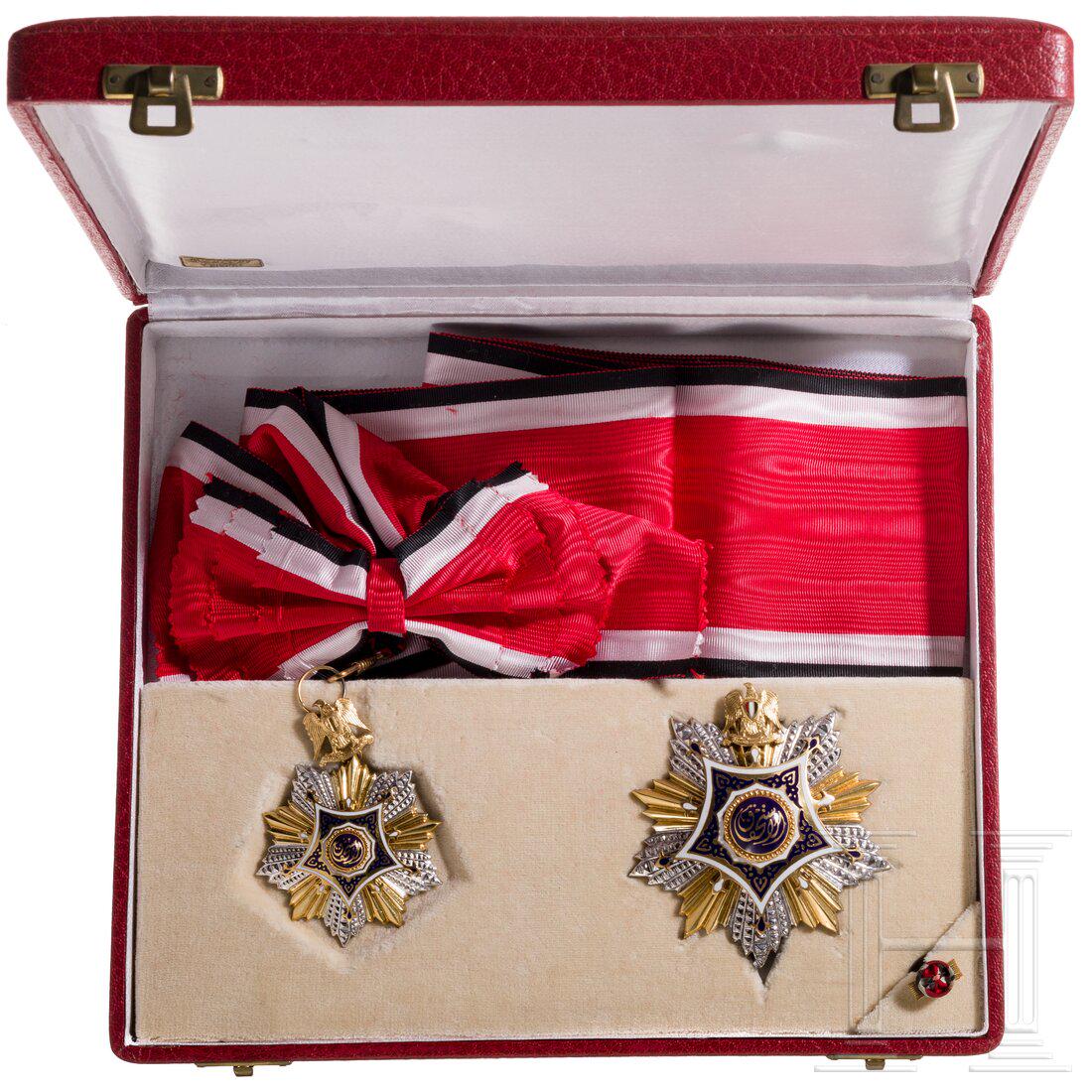 Order of the Republic - a cased Grand Cross set: Order of the Republic - a cased Grand Cross setDer Stern mit silbernem, brillantiertem und teils vergoldetem Strahlenkorpus sowie vergoldeter emaillierter Auflage. Rs. mit breiter Vertikalnadel, das M