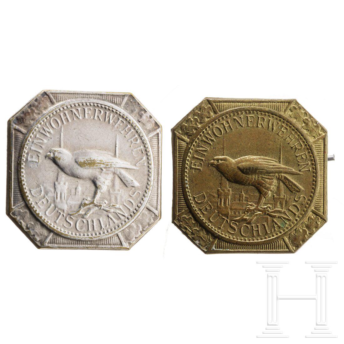 A bronze and silver Falcon Button of the German "Einwohnerwehren": A bronze and silver Falcon Button of the German "Einwohnerwehren"Buntmetall bronziert bzw. versilbert, unterschiedliche Befestigungssysteme. Condition: II