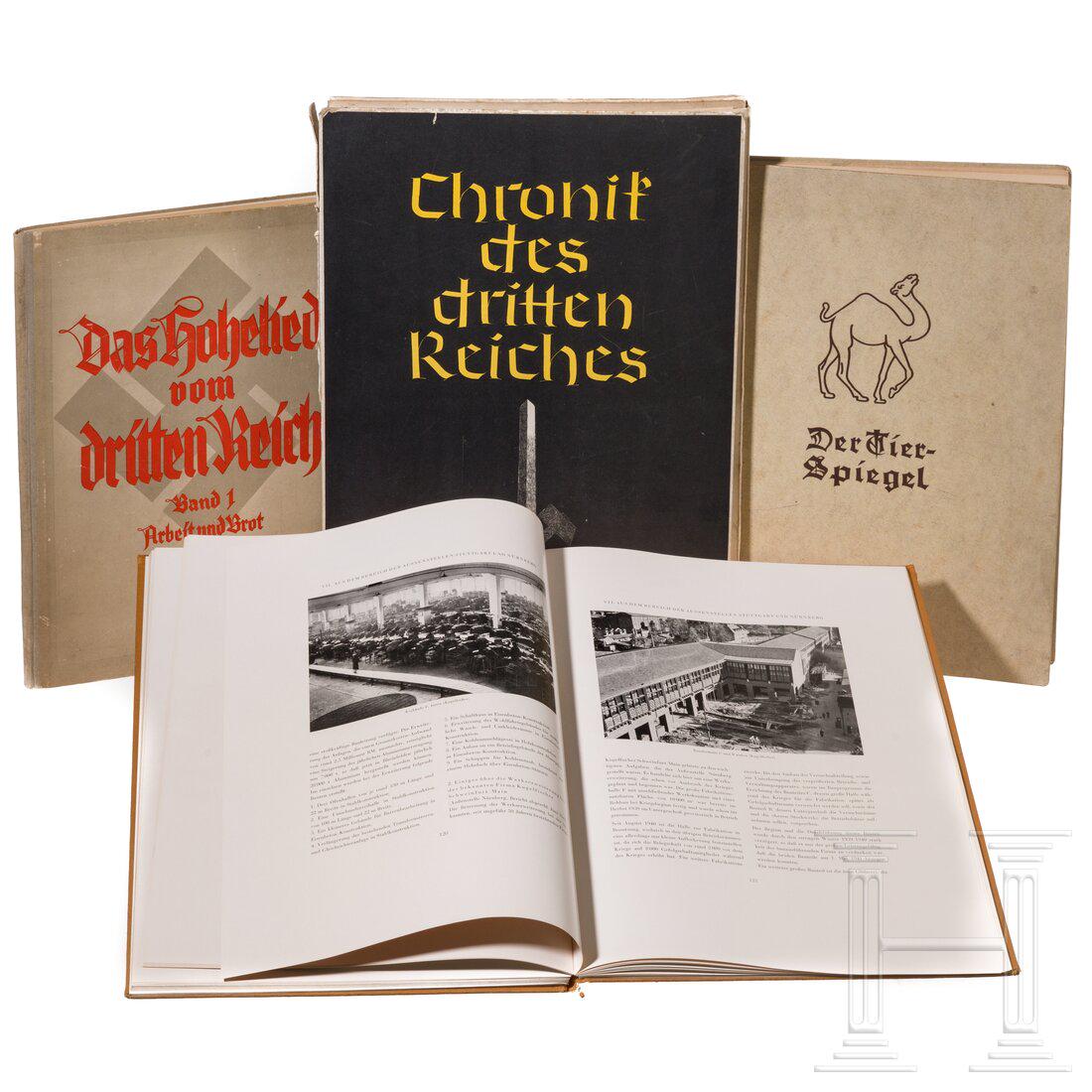Four books: Four books"Chronik des dritten Reiches", groÃŸformatige Bildmappe, herausgegeben von Curt Reincke, Essen 1933. "Das Hohelied vom Dritten Reich - Band 1 Arbeit und Brot", Wilfrid Bade, deutsche illus