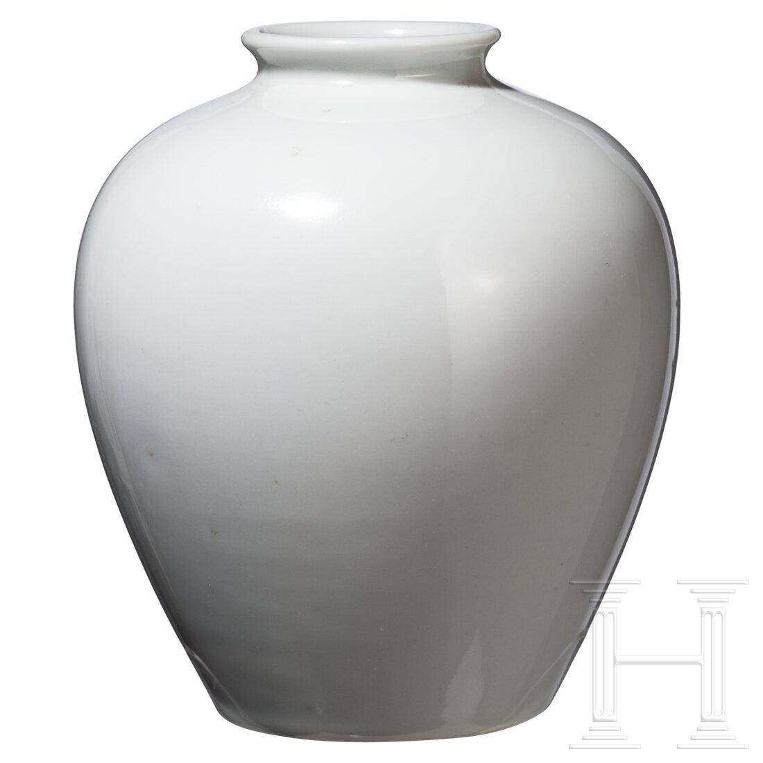 Porcelain Manufactory Allach - a vase, model number 502: Porcelain Manufactory Allach - a vase, model number 502Bauchige Vase mit ausgestelltem Rand aus weiÃŸem, glasiertem Porzellan nach einem Entwurf von Franz Nagy. Im Boden grÃ¼ne Unterglasurmarke un