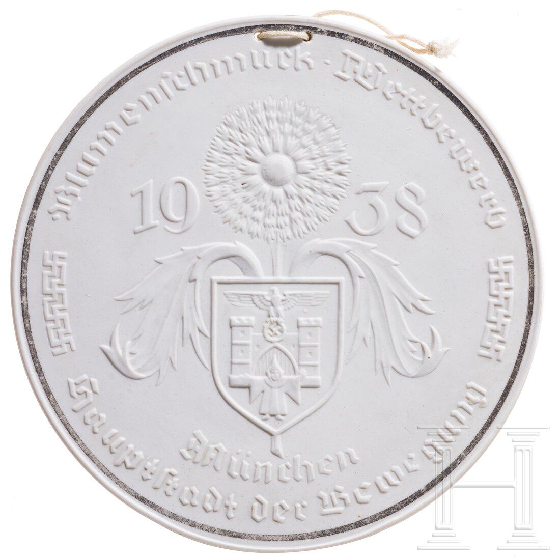 Porcelain Manufactory Allach - a plaque for a 1st place winner in the Munich Flower Decoration: Porcelain Manufactory Allach - a plaque for a 1st place winner in the Munich Flower Decoration CompetitionRunde Plakette aus weiÃŸem, unglasiertem Biskuitporzellan mit vs. reliefiertem Dekor, dem M�