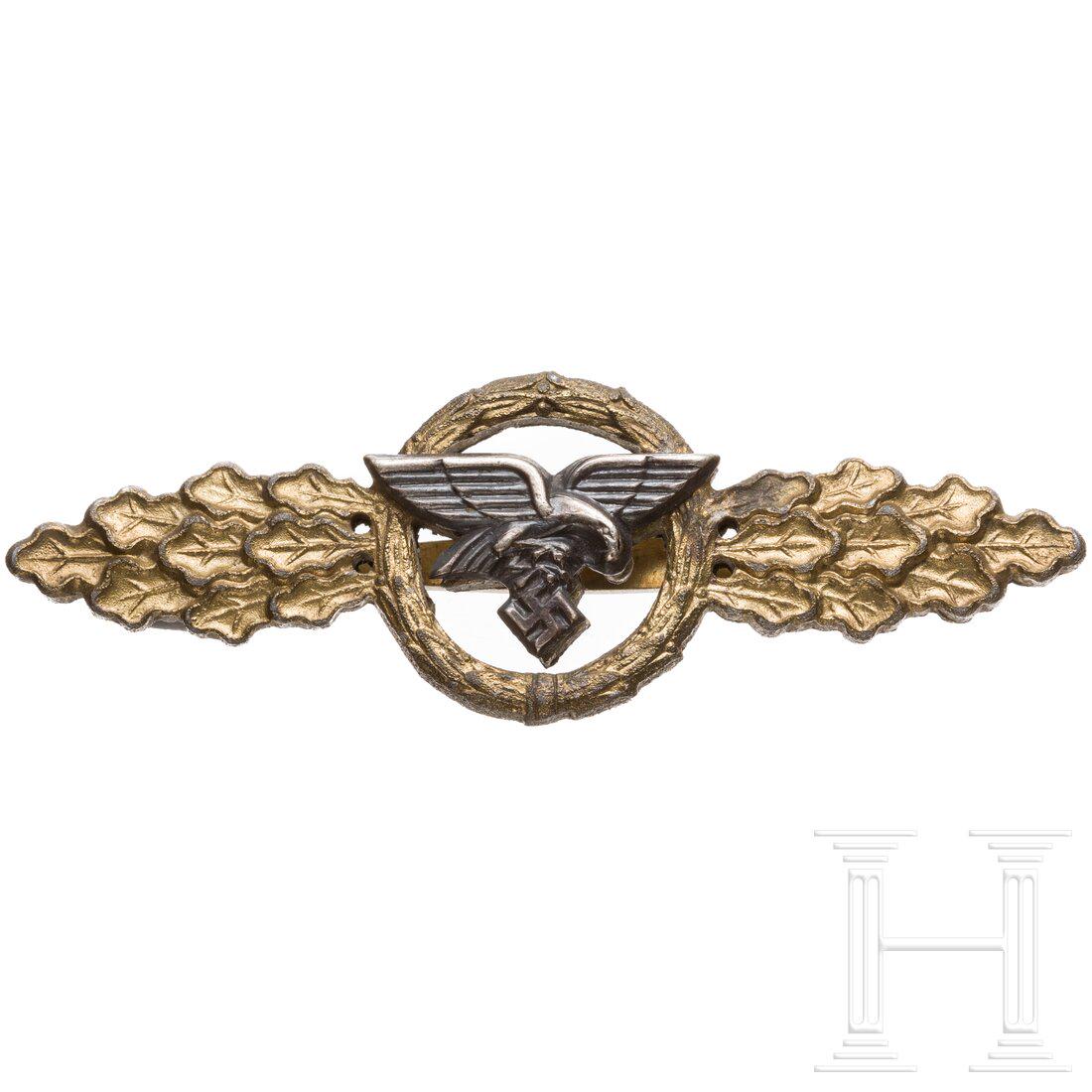 A Luftwaffe Transport and Glider Squadron Operational Flying Clasp in gold: A Luftwaffe Transport and Glider Squadron Operational Flying Clasp in goldMassive vergoldete FeinzinkausfÃ¼hrung mit vernieteter, dunkel patinierter Adlerauflage und rs. bauchiger Horizontalnadel. A