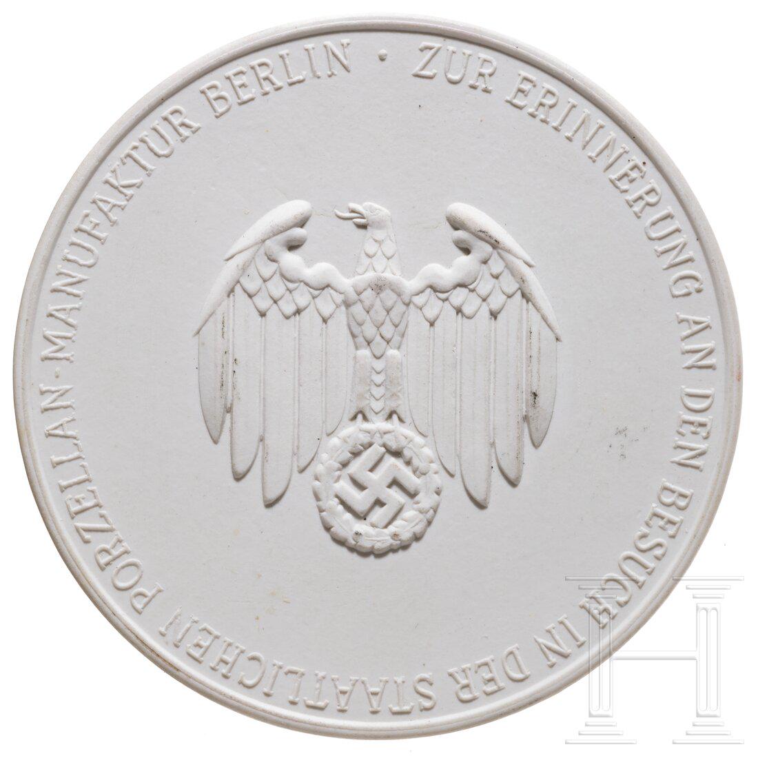 A plaque commemorating the visit of the KPM porcelain manufactory: A plaque commemorating the visit of the KPM porcelain manufactoryRunde Medaille aus weiÃŸem unglasierten Porzellan mit vs reliefiertem Hoheitsadler in Umschrift "Zur Erinnerung an den Besuch in der