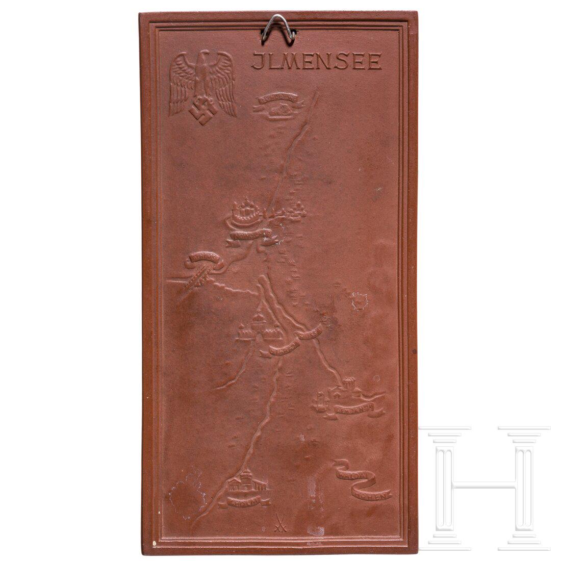A Meissen porcelain plaque "Ilmensee": A Meissen porcelain plaque "Ilmensee"Die Plakette aus braunem, unglasiertem BÃ¶ttgerporzellan mit vs. reliefiertem Hoheitsadler Ã¼ber Landkarte, darunter die Schwertermarke. Rs. ein Landser in Win