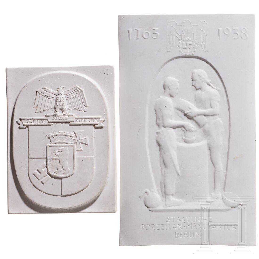 Two plaques made by the Porcelain Manufactory KPM: Two plaques made by the Porcelain Manufactory KPMRegimentsplakette des Berliner IR 466, rechteckig aus weiÃŸem Biskuitporzellan, darauf der erhÃ¶hte ovale Schild mit den Reichsadler Ã¼ber Devise