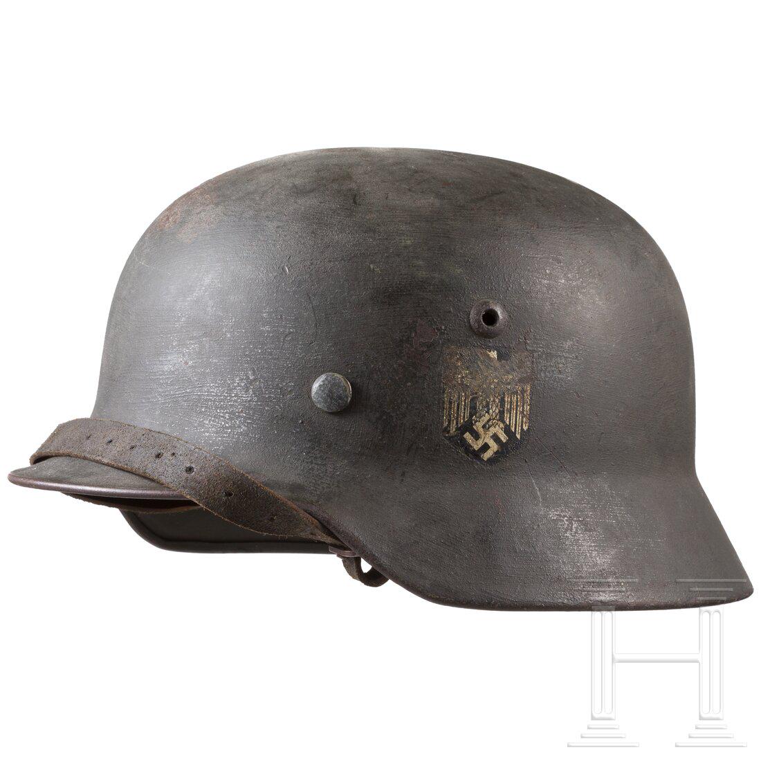 An army steel helmet M 35: An army steel helmet M 35 Die Glocke mit eingesetzten BelÃ¼ftungsnieten, innenseitiger originaler feldgrauer Lackierung, Schlagstempelung "Q" fÃ¼r die Metallwarenfabrik Quist in Esslingen, GrÃ¶�