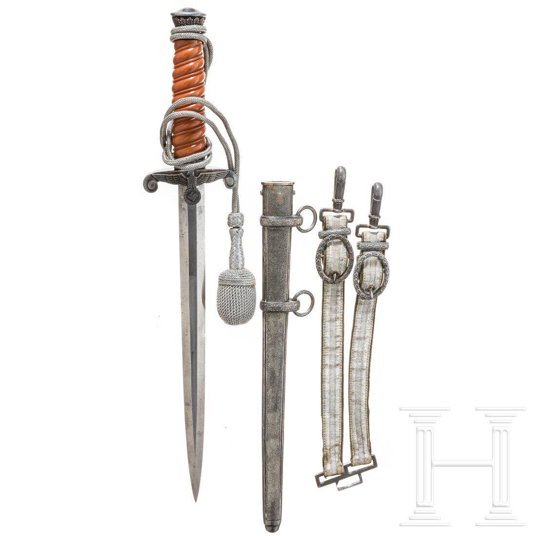 An M 35 dagger for officers of the army, manufacturer J. A. Henckels in Solingen: An M 35 dagger for officers of the army, manufacturer J. A. Henckels in SolingenSchmale Klinge mit beidseitig abgeflachtem Mittelgrat. Vernickelte Parierstange, Zwinge und Knauf mit Kunststoffhilze in