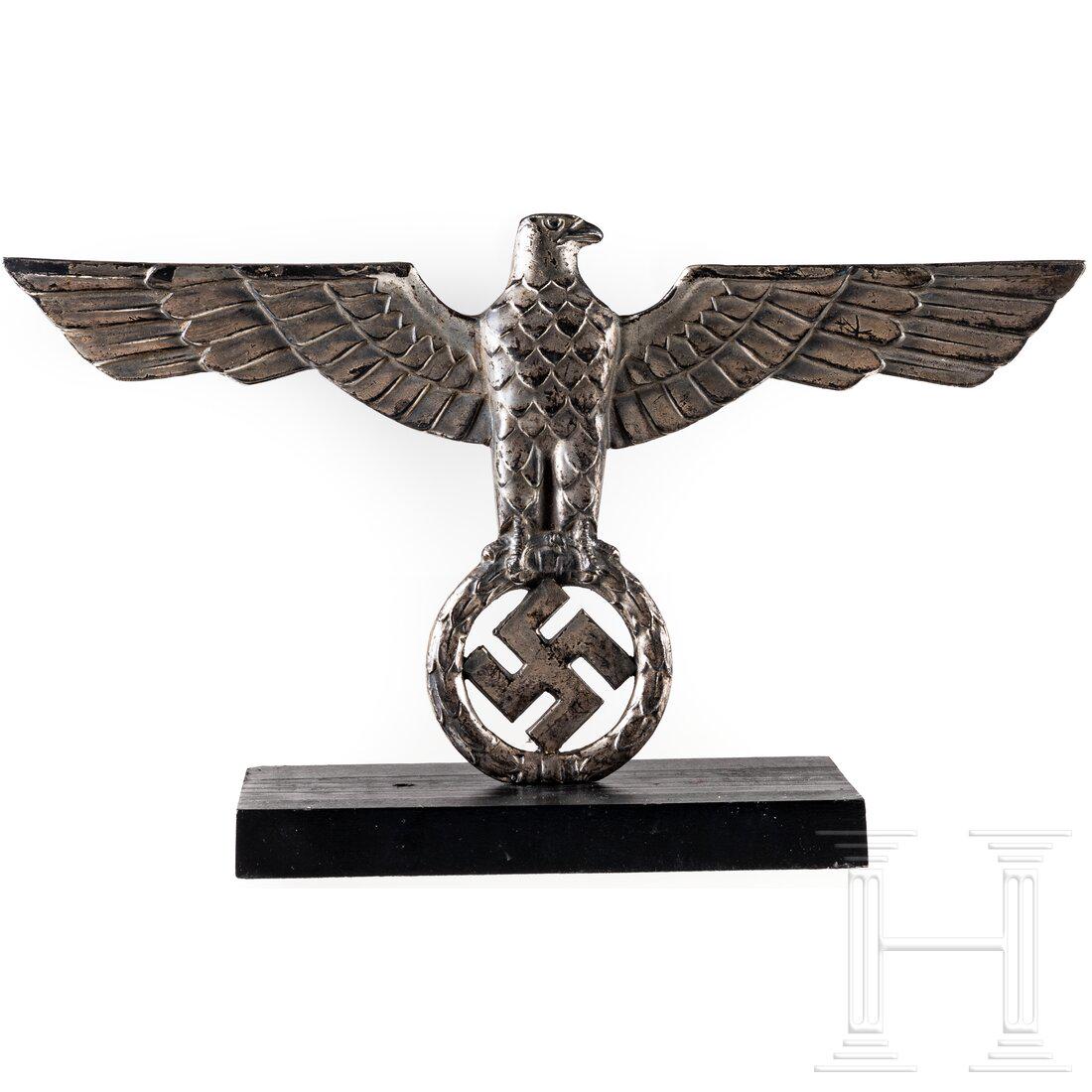 An army eagle on pedestal: An army eagle on pedestalVersilberter Metalladler, Spannweite 24 cm. Vermutlich ergÃ¤nzter, ebonisierter Holzsockel. GesamthÃ¶he 14,5 cm.Condition: II