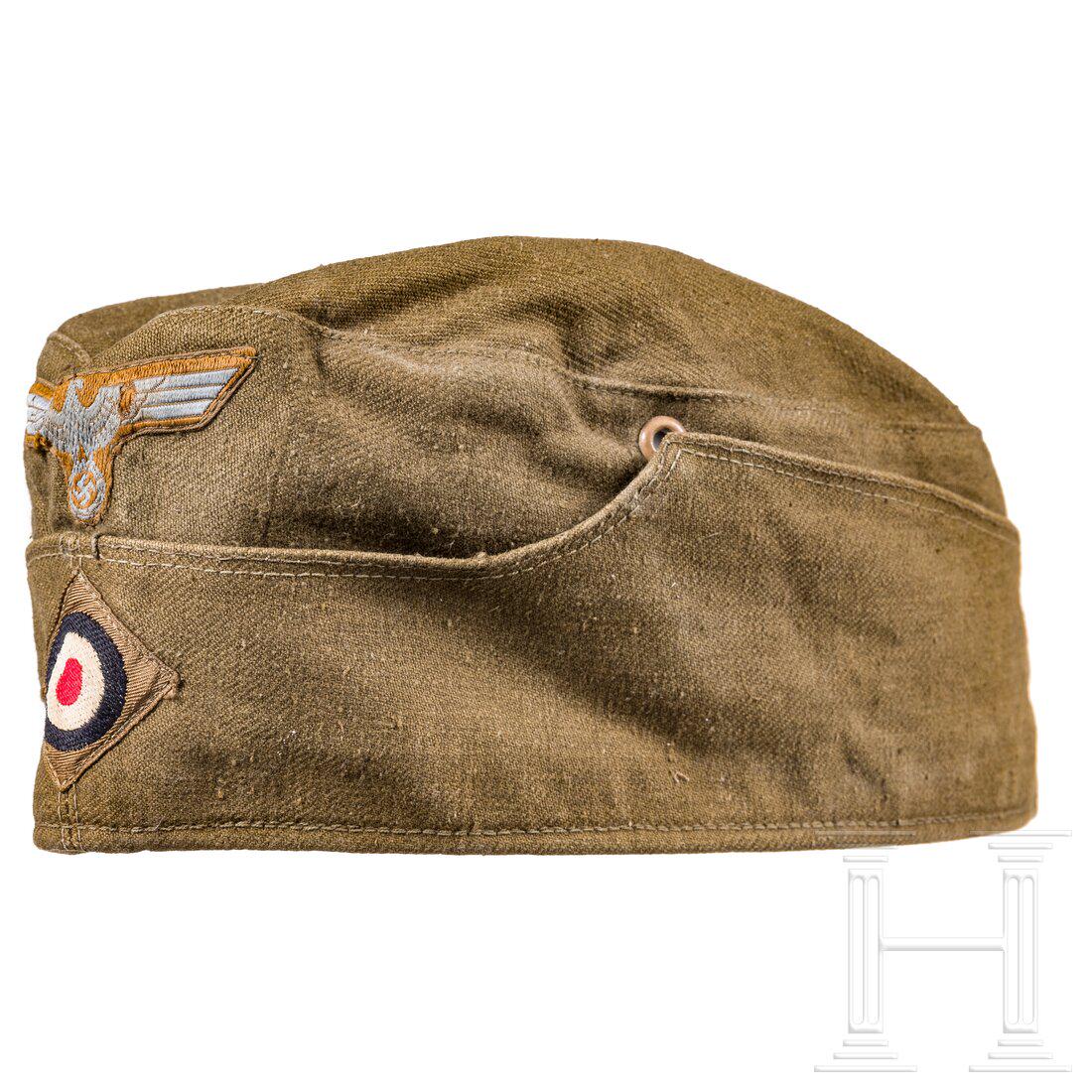 An army tropical overseas cap: An army tropical overseas cap KammerstÃ¼ck aus olivfarbenem Baumwollleinen mit rotem Baumwollfutter, darin die GrÃ¶ÃŸenangabe "53". MaschinenvernÃ¤hte BeVo-gewebte Effekten (Fehlstellen) in Tr