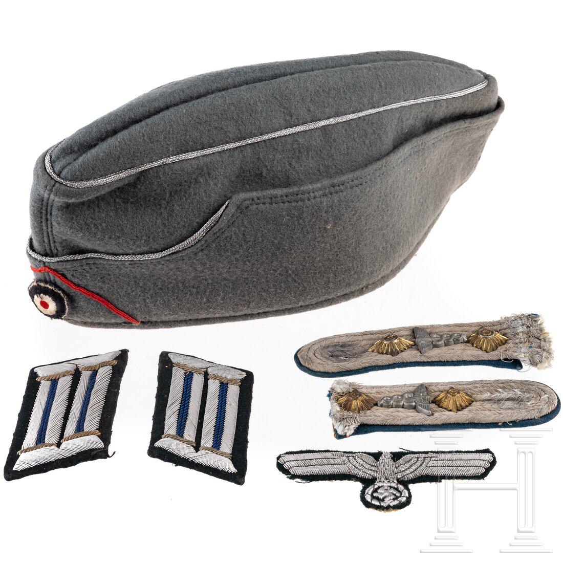 A garrison cap for artillery officers: A garrison cap for artillery officersEigentumsstÃ¼ck aus feinem feldgrauen Wollfilz (Mottenspuren) mit silberner Deckelbiese, rotem SoutachÃ©winkel und maschinengestickter Kokarde (Luftwaffenmodel