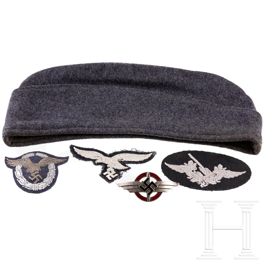 A garrison cap for EM/NCOs of the air force: A garrison cap for EM/NCOs of the air forceKammerstÃ¼ck aus luftwaffenblauem Wollstoff mit blÃ¤ulichem KÃ¶perfutter, darin Hersteller- (LAGO...) und GrÃ¶ÃŸenstempelung ("57 1/2"). Ohne Effek