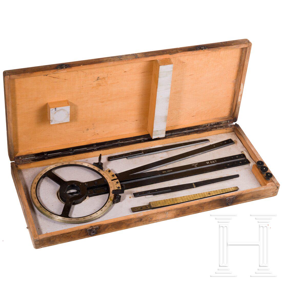 A navigation instrument: A navigation instrumentGeschwÃ¤rzt mit silberfarbener Gradeinteilung, Herstellercodierung "cln" (= E. Sprenger Optische-Mechanische WerkstÃ¤tten, Berlin), Marineadler und -nummer. Komplett mit dre