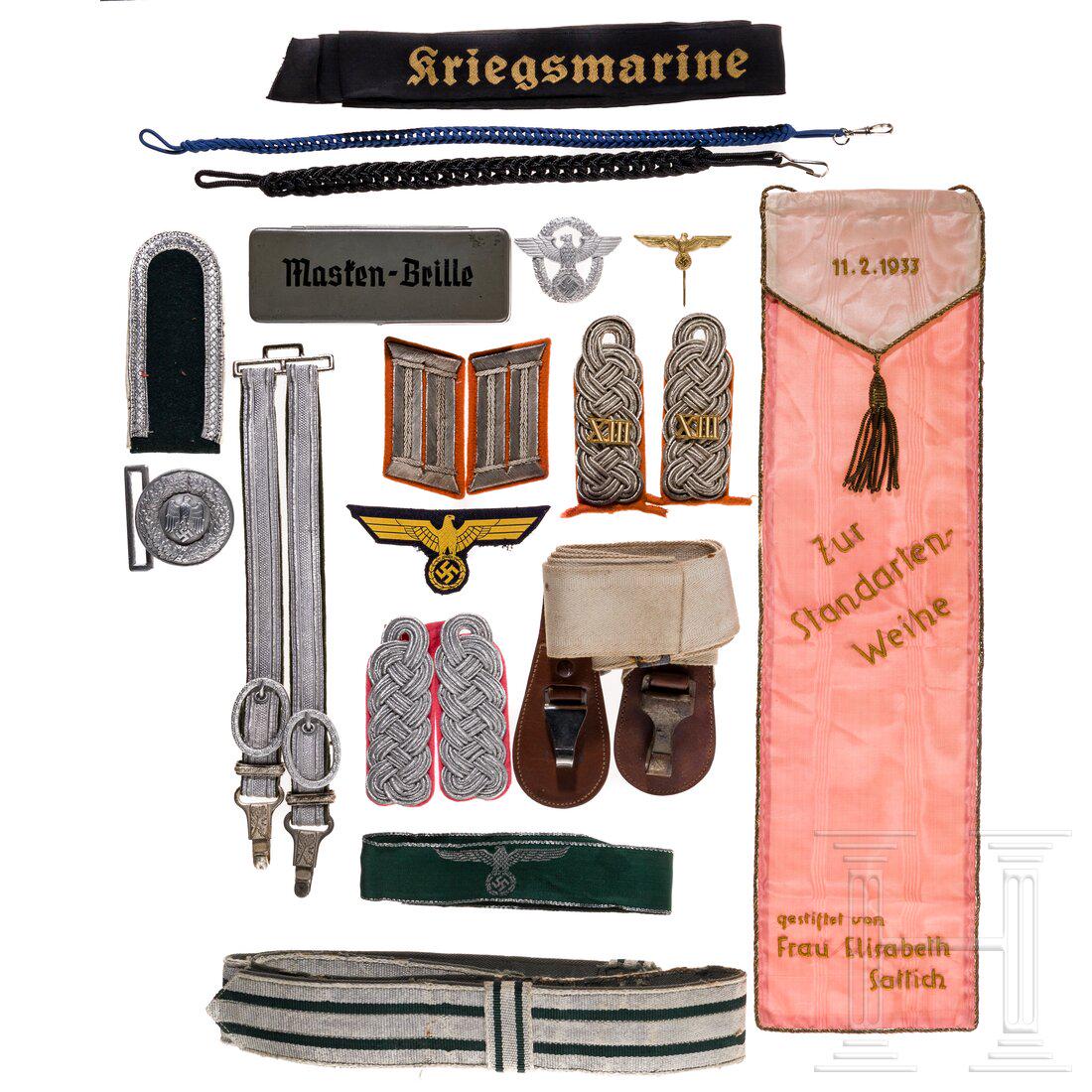Cloth insignia: Cloth insigniaEine stark beschÃ¤digte Feldbinde fÃ¼r Heeresoffiziere, ein GehÃ¤nge fÃ¼r den Heeresdolch, ein silberngewebtes Ã„rmelband mit dem Zolladler, SchulterstÃ¼cke fÃ¼r einen Maj