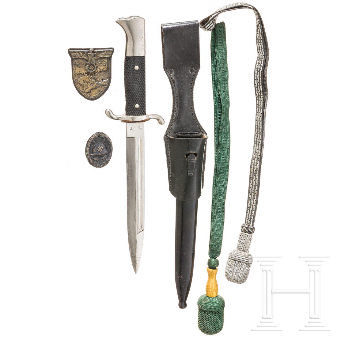 A bayonet for the fire brigade: A bayonet for the fire brigadeVernickelte, nicht aufpflanzbare AusfÃ¼hrung mit vernieteten, gewaffelten schwarzen Kunststoffgriffschalen. Die Klinge punziert Carl Henkel, Bielefeld. Schwarz gelackte