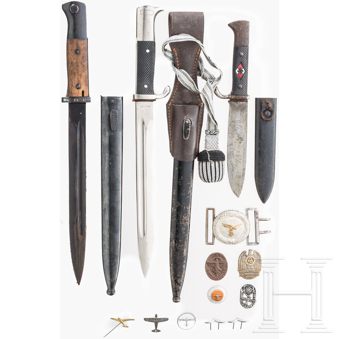 Two bayonets: Two bayonetsEin nachbrÃ¼niertes und Ã¼berarbeitetes Seitengewehr 84/98. Ein vernickeltes Extraseitengewehr mit Koppelschuh und Replicaportepee. Dazu ein HJ-Fahrtenmesser von WÃ¼sterhof, Gladiato