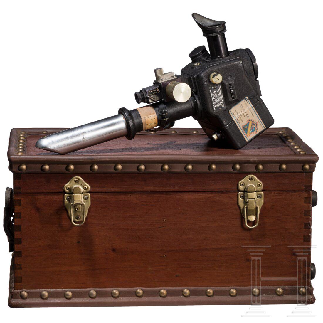 A periscopic sextant type 1471B-01-B by Kollsman, 2nd half of the 20th century: A periscopic sextant type 1471B-01-B by Kollsman, 2nd half of the 20th centuryGehÃ¤use aus Leichtmetall (teilweise mit dunkelgrauem Finish). BlÃ¤uliche Glaslinsen, Augenmuschel aus schwarzem Gummi