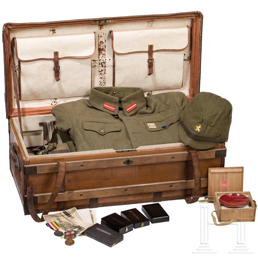 A uniform and equipment ensemble for an army officer in World War II: A uniform and equipment ensemble for an army officer in World War IIFeldmÃ¼tze aus khakifarbenem Tuch, stirnseitig ein aufgenÃ¤hter Stoffstern, grauer Lederkinnriemen, braunes Seidenfutter, Schwei