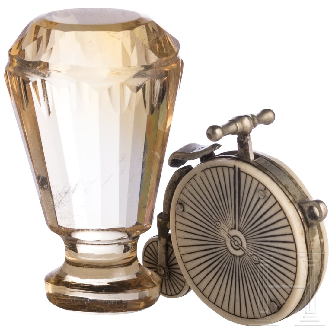A quartz seal and a bone cigar cutter in the shape of a penny-farthing, circa 1900: A quartz seal and a bone cigar cutter in the shape of a penny-farthing, circa 1900Aus gelbem Quarz geschnittenes Petschaft mit facettiertem Griff und leerer SiegelflÃ¤che. Dazu Hochrad mit gravierte