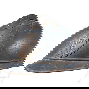 A steel helmet M 15 Adrian for the Romanian army in the World War I: A steel helmet M 15 Adrian for the Romanian army in the World War IStahl, blaugrau lackiert (berieben, Korrosionsspuren), angenieteter Kamm, stirnseitig aufgelegtes rumänisches Emblem. Schwarzes Le