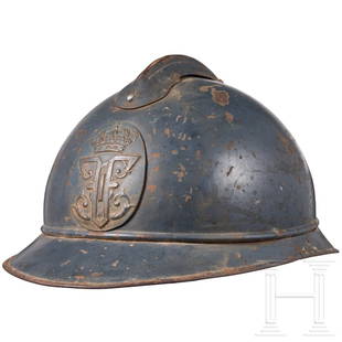 A steel helmet M 15 Adrian for the Romanian army in the World War I: A steel helmet M 15 Adrian for the Romanian army in the World War IStahl, blaugrau lackiert (berieben, Korrosionsspuren), angenieteter Kamm, stirnseitig aufgelegtes rumÃ¤nisches Emblem. Schwarzes