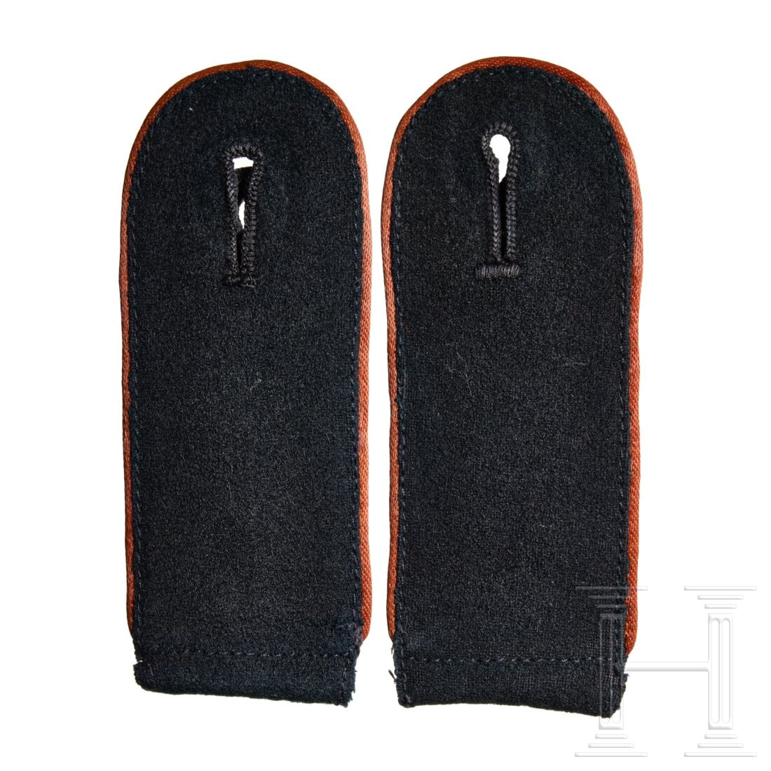 A Pair of Shoulder Straps for an SS-SchÃ¼tze of Reconnaissance: A Pair of Shoulder Straps for an SS-SchÃ¼tze of ReconnaissanceBlack cloth strap and tongue with copper brown rayon piping, reverse black.USA lot - more info hereCondition: II