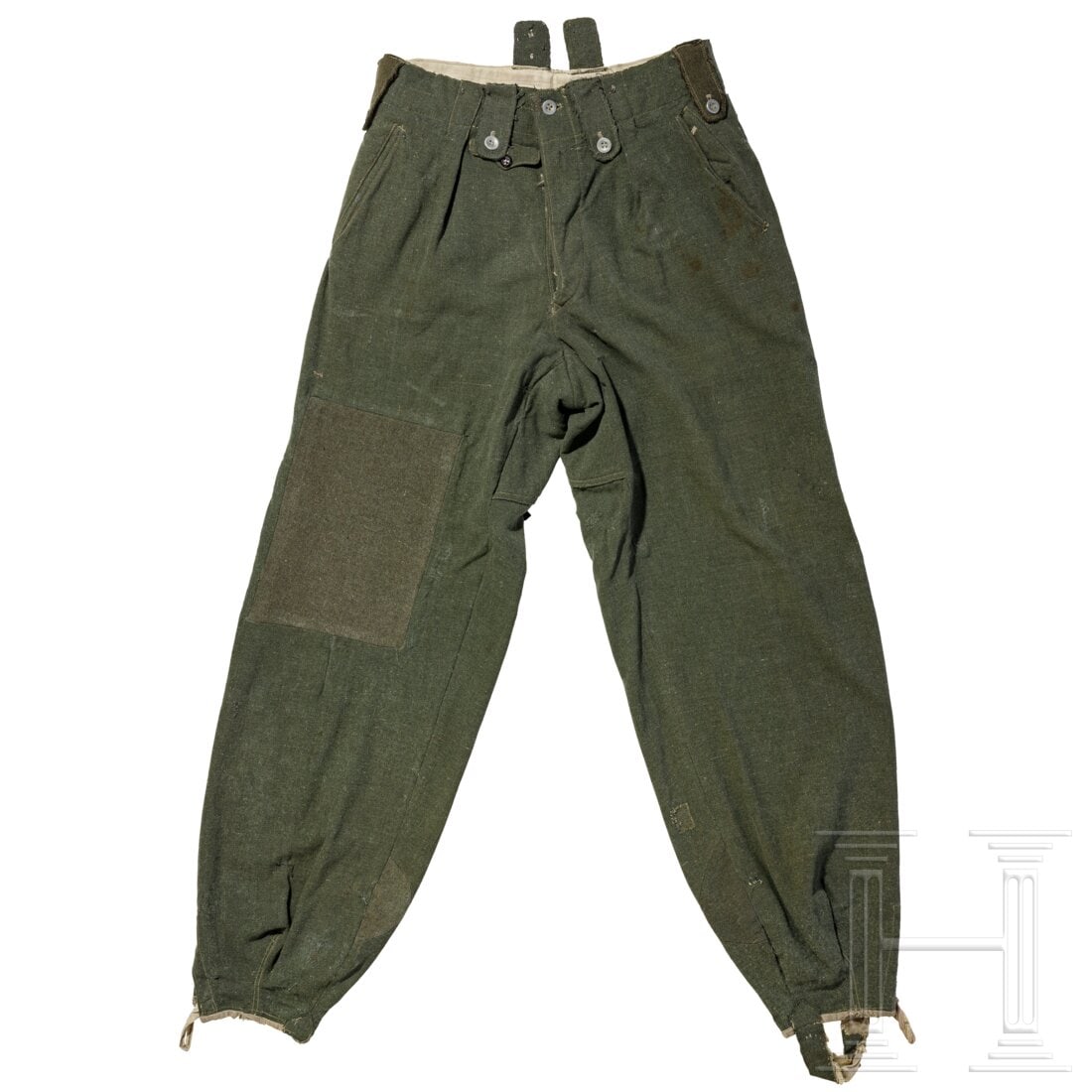 A pair of trousers to the field-grey special issue for assault gun units of the Waffen SS: A pair of trousers to the field-grey special issue for assault gun units of the Waffen SSKammerstÃ¼ck im SS-Schnitt aus feldgrauem Wollstoff mit weiÃŸem KÃ¶perfutter. Sehr stark getragen, mit Re