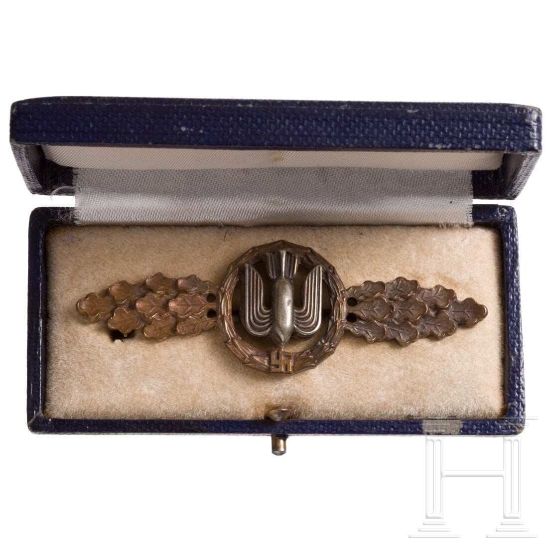 A cased Luftwaffe Heavy, Medium and Dive Bomber's Operational Flying Clasp: A cased Luftwaffe Heavy, Medium and Dive Bomber's Operational Flying ClaspBronzierte BuntmetallausfÃ¼hrung mit rs. Aussparung, aufgenieteter geflÃ¼gelter Bombenauflage und rs. silberfarbener, bauc