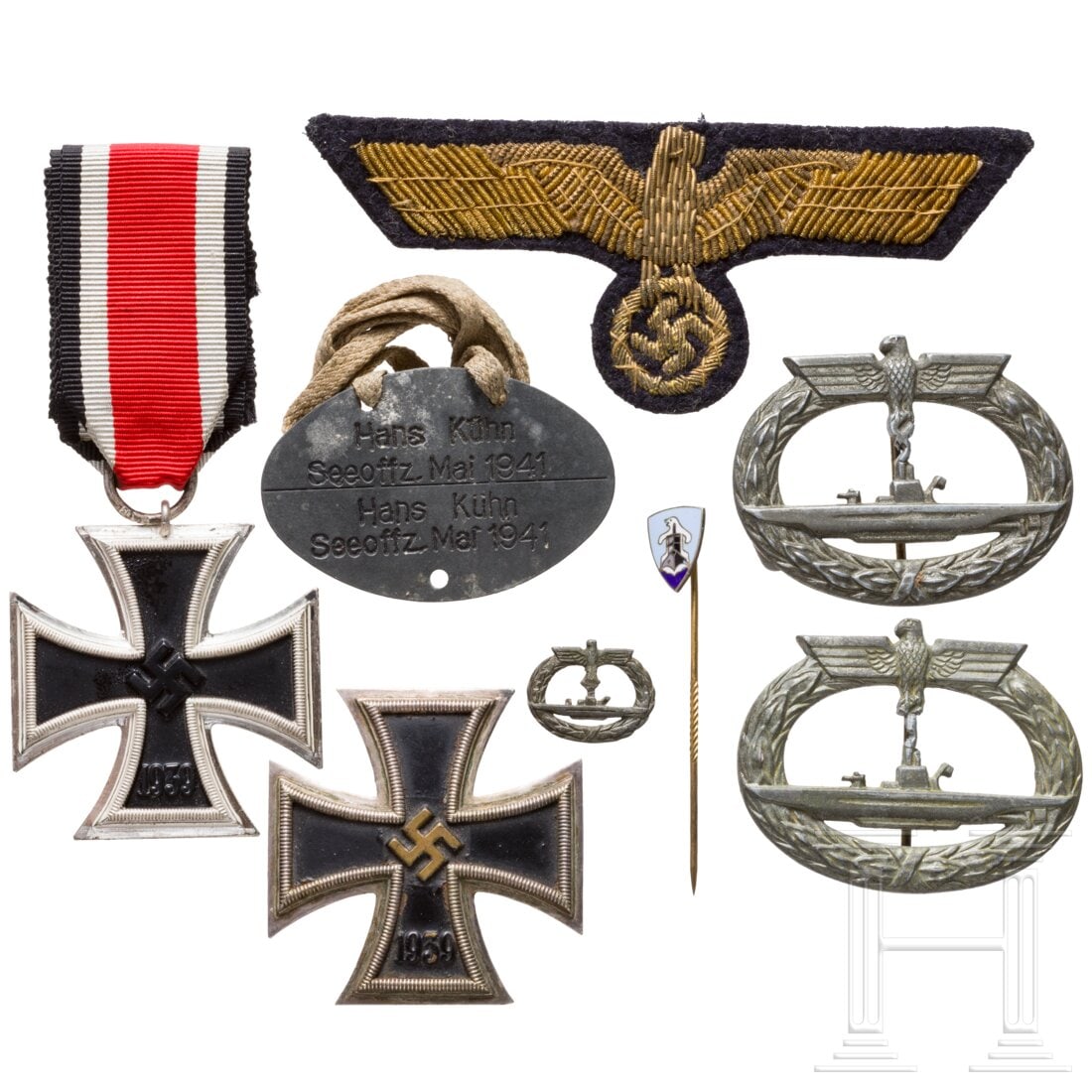 The estate of a naval officer: The estate of a naval officerZwei U-Boots-Kriegsabzeichen und eine Miniatur, jeweils in FeinzinkausfÃ¼hrung, die Vergoldung nur noch in Resten vorhanden, die Hakenkreuze entfernt. EK 1 (gewÃ¶lbt, 