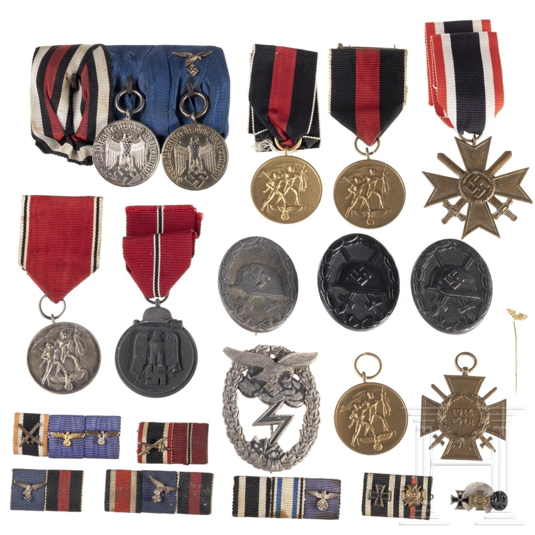 A small group of medals: A small group of medalsErdkampfabzeichen der Luftwaffe, eine dreiteilige Ordensschnalle u.a. mit der DA fÃ¼r 4 und 12 Jahre der Luftwaffe (Auflage fehlt), drei Erinnerungsmedaillen 1.10.38 und eine 