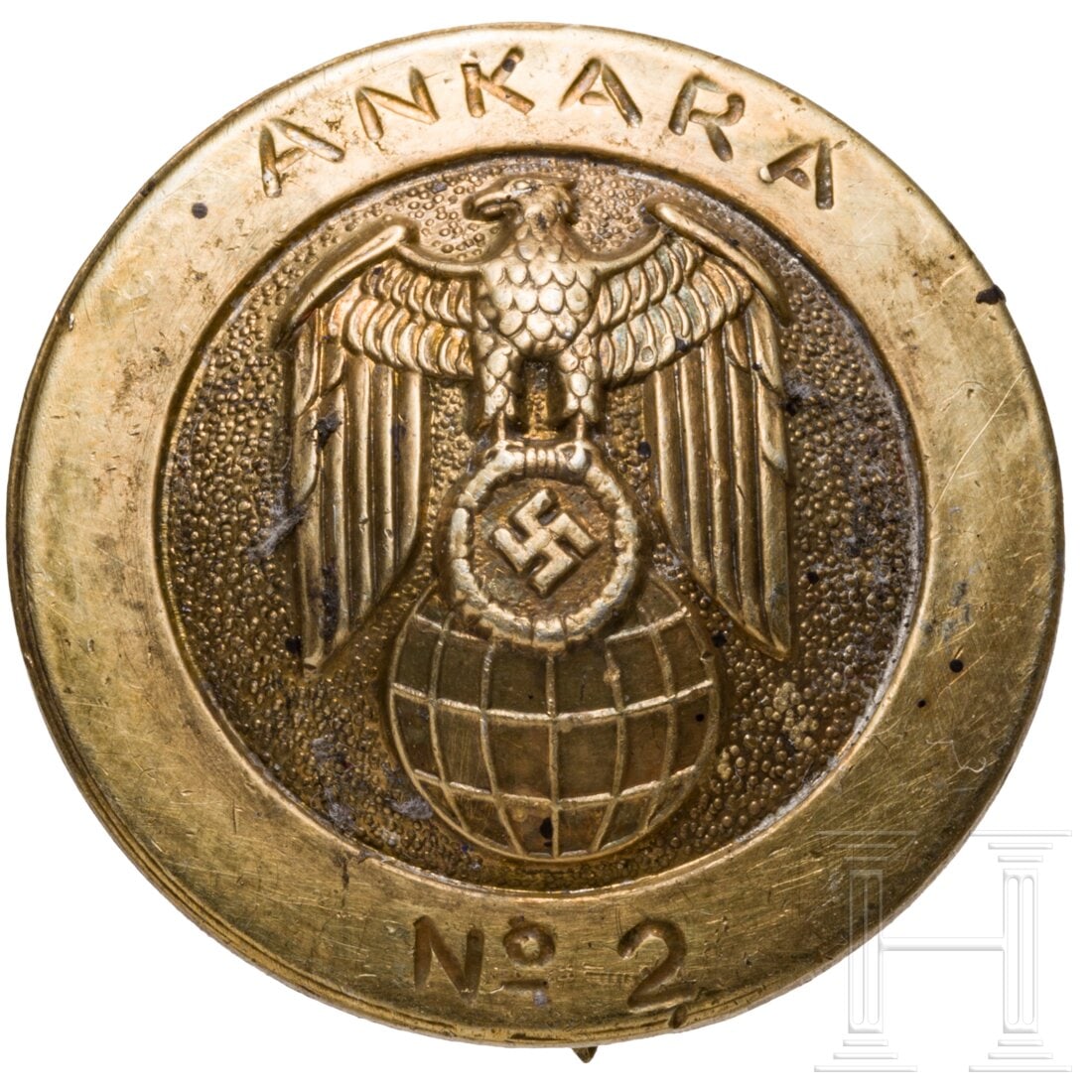 A diplomatic badge "Ankara No. 2": A diplomatic badge "Ankara No. 2"Silber, vergoldet. Runde Form, hochgewÃ¶lbter Hoheitsadler, der Rand oberseitig graviert "Ankara", unterseitig "No.2". RÃ¼ckseitig Vertikalbroschierung und Feingeh